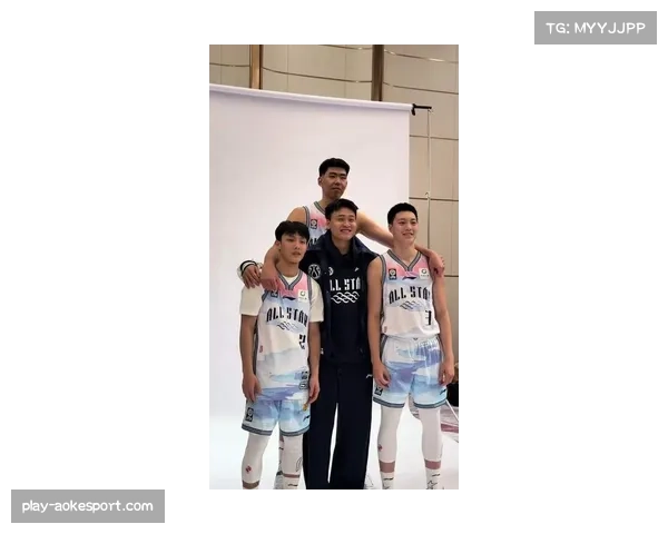 【2026年4月CBA联赛·赛中·花絮特写：小球迷场下模仿徐杰传球，镜头捕捉有趣一幕